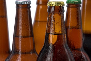 bira şişeleri izole kümesi