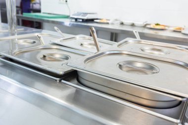 self servis restoranında alüminyum tavalar ve yiyecek.