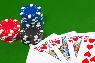 Yeşil masada poker fişleri