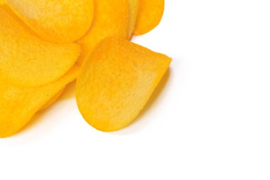 Beyaz arkaplanda izole edilmiş sarı patates cipsi 