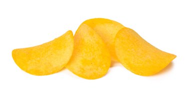 Beyaz arkaplanda izole edilmiş sarı patates cipsi 