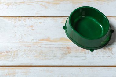 gri bir ahşap masa üstünde evde beslenen hayvan kase