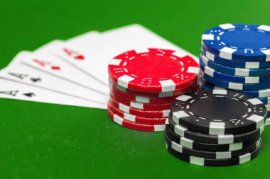 Yeşil masada poker fişleri