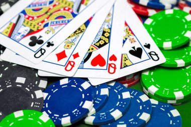 Yeşil masada poker fişleri