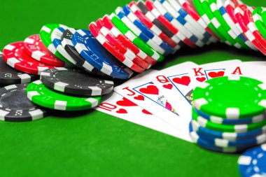 Yeşil masada poker fişleri