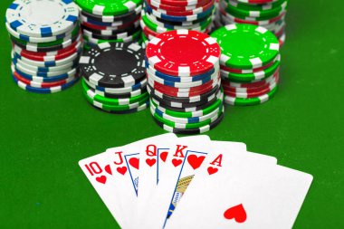 Yeşil masada poker fişleri