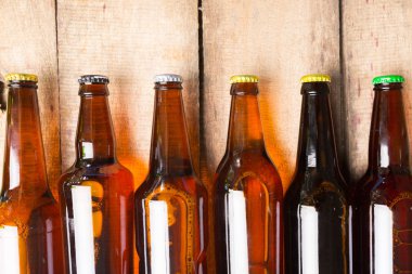 Bira şişeleri ahşap bir masa üzerinde .