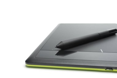 Grafik tableti beyaz zemin üzerinde izole edilmiş, çizer ve tasarımcılar için kalem ile