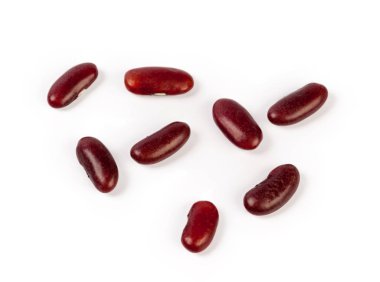 Beyaz zemin üzerinde kırmızı fasulyeler izole   