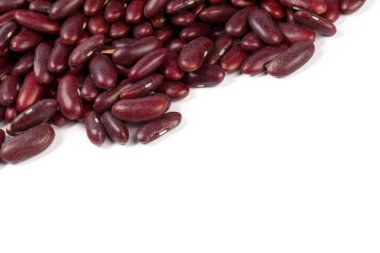 Beyaz zemin üzerinde kırmızı fasulyeler izole   