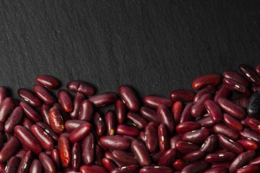 Siyah ahşap masa üzerinde kırmızı fasulye