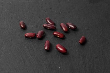 Siyah ahşap masa üzerinde kırmızı fasulye