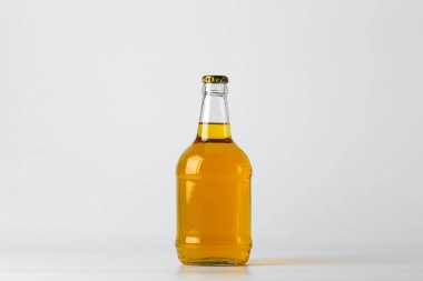 Beyaz arka planda bir şişe bira.