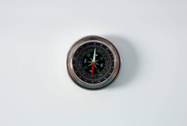 Beyaz arkaplanda pusula