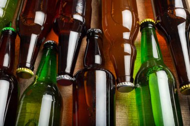 Bira şişeleri ahşap bir masa üzerinde .