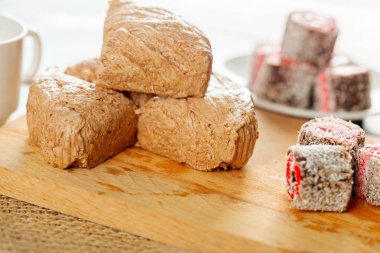 ahşap arka plan üzerinde geleneksel Doğu tatlılar 