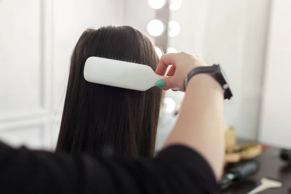 Cabeleireiro Faz Estilo Cabelo Mulher — Fotografia de Stock