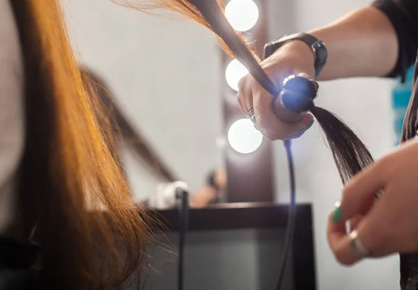 Cabeleireiro Faz Estilo Cabelo Mulher — Fotografia de Stock