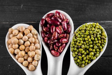 ahşap masa fasulyeli karışımı