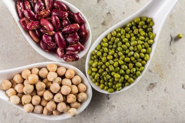 ahşap masa fasulyeli karışımı