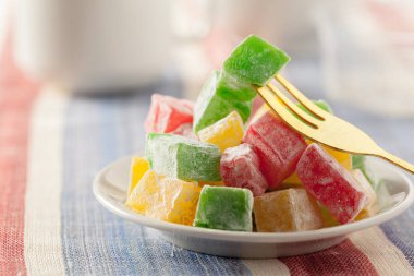 ahşap arka plan üzerinde geleneksel Doğu tatlılar 