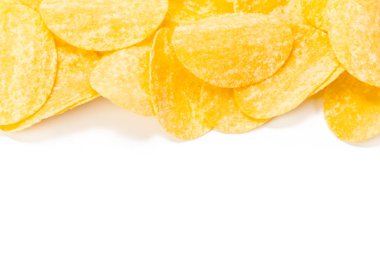 Beyaz arkaplanda izole edilmiş sarı patates cipsi 