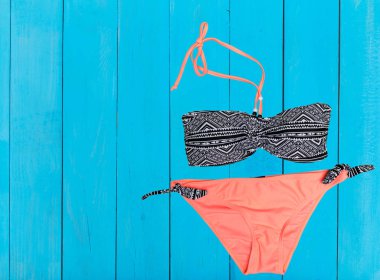 ahşap arka plan üzerinde mayo. üstten görünüm