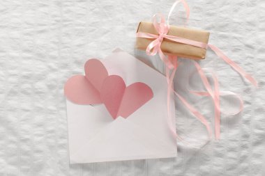 Mektupta kağıt kalplerin yakın çekim 