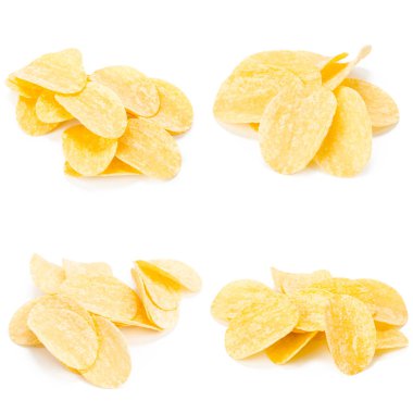 Beyaz arkaplanda izole edilmiş sarı patates cipsi 