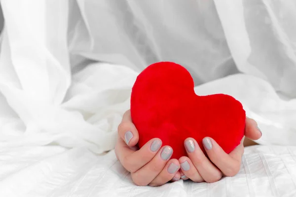 手に赤い心臓のクローズ アップ — ストック写真