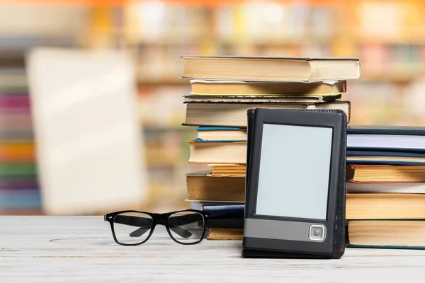 Een Stapel Boeken Houten Tafel — Stockfoto