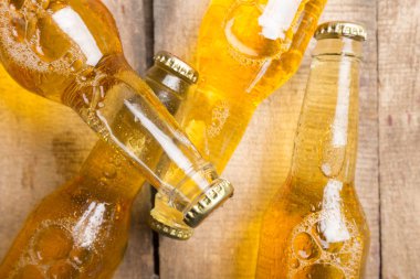 Bira şişeleri ahşap bir masa üzerinde .