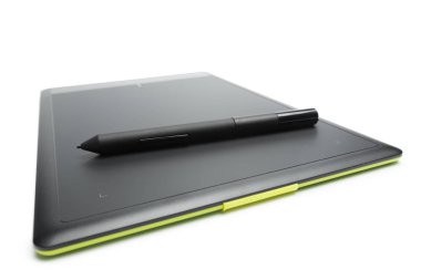 Grafik tableti beyaz zemin üzerinde izole edilmiş, çizer ve tasarımcılar için kalem ile