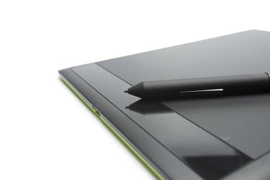 Grafik tableti beyaz zemin üzerinde izole edilmiş, çizer ve tasarımcılar için kalem ile