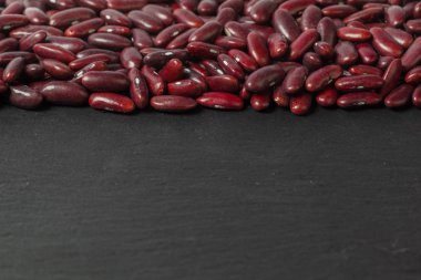 Siyah ahşap masa üzerinde kırmızı fasulye