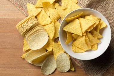 Tablo yakın çekim üzerinde lezzetli cips 