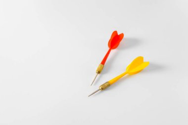 Dart beyaz üzerine izole