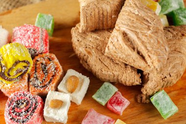 ahşap arka plan üzerinde geleneksel Doğu tatlılar 