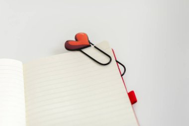 Kırmızı kalp ve dizüstü