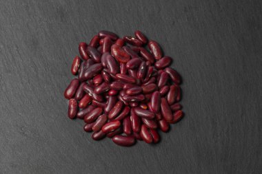 Siyah ahşap masa üzerinde kırmızı fasulye