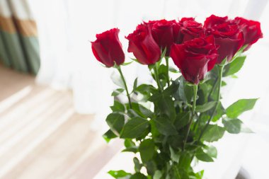 Bir buket gül yakın