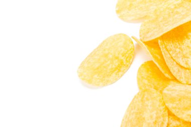 Beyaz arkaplanda izole edilmiş sarı patates cipsi 