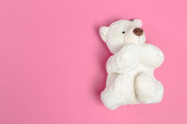 Oyuncak ayı üstten görünüm pembe bir arka plan üzerinde 