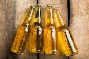 Bira şişeleri ahşap bir masa üzerinde .