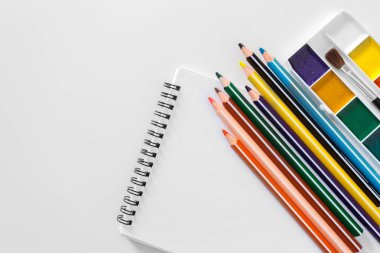 Beyaz arka plan üzerinde not defteri ve kalem kapatmak 