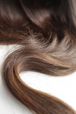 Beyaz yerine siyah saç.