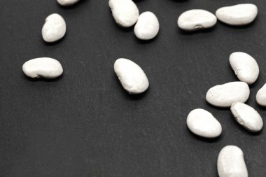 siyah arka plan üzerine beyaz fasulye yakın çekim 