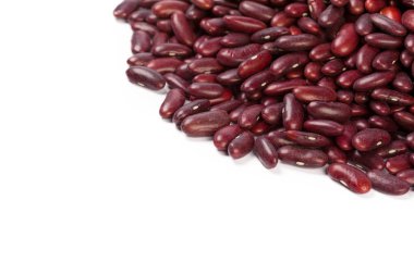 Beyaz zemin üzerinde kırmızı fasulyeler izole   