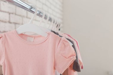 Çocuk giysileri arka plan üzerinde Kapat