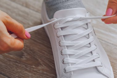 Kadın bağlama ayakkabı bağcığı arka plan üzerinde Kapat